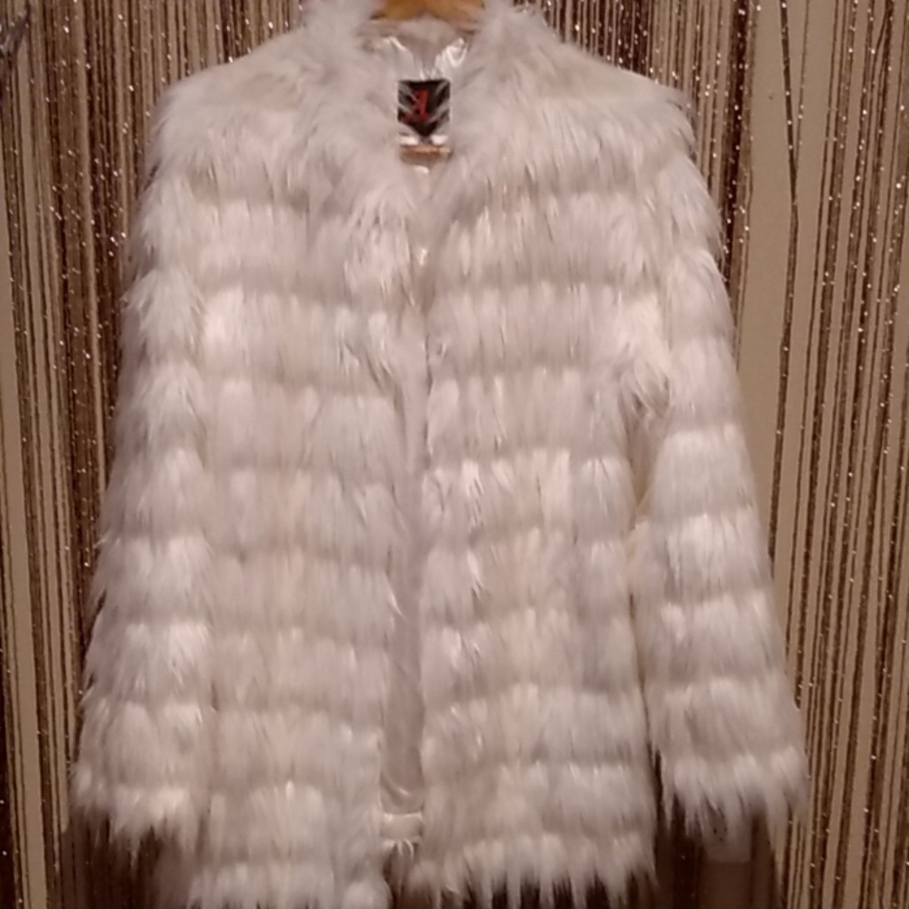 New White fur coat XL never tried on or worn
